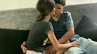 Cucám kokot hermanastrovi a šukám s ním u nevlastných rodičov, domáca porno