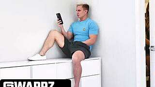 Λαίμαρες Θετές Αδελφές Angel Youngs & Samantha Reigns Σεβάζουν και Γαμάνε τους Θετούς Αδελφούς στον Καναπέ