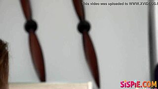 Lepljiva sestra Freya Parker divje jezdari v resnični sceni.