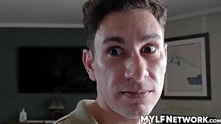 Sheena Ryder herää värähtelevään puhelimeen MILF-toimintaan