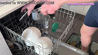 Zoe Wildes dohodne domáce práce na horúci POV facial!