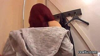 Popolna češka mačka se draži v hipermarketu in jo nategnejo v POV