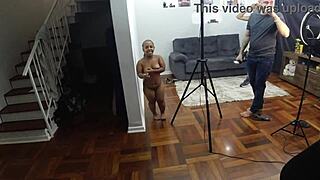 العجوز يجن ليغتصب القزمة ذات المؤخرة الكبيرة - جنس جماعي وكواليس