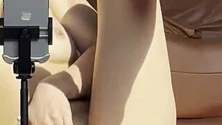 Соседка смело замечает, как я снимаю горячее мокрое видео мастурбации с маленькими сиськами для OnlyFans