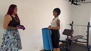 Lecții de yoga de la tânără 18+ la milf lesbiană