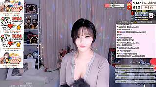 한국 귀요미가 큰 가슴으로 남자들 위해 춤춰