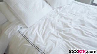 Adik Tiri Blonde Lily Rader Dientot Kontol Monster