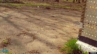 Velipuoli ja sisarpuoli auttavat toisiaan tulemaan alushousuille julkisella ulkona POV:sta.