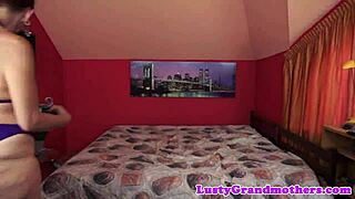 Rousse mamie kiffe bite jeune 18+ en pipe amateur neutre