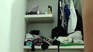 Горячая девчонка раздевается догола, учитель смотрит на ее капающую пизду 😍