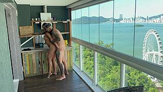 Miljonär lär hur man får en kvinna att komma på riktigt med latina i lingerie