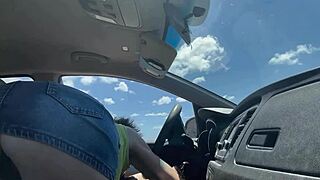 Je zrelejša MILF dala pihanje v avtu pred plažno fotografijo?