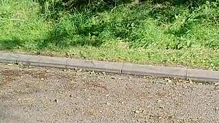 Fermata per una veloce strofinata birichina in area di sosta pubblica?