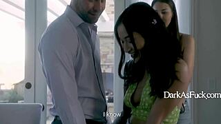 L'apprenti de la célébrité piège et baise une groupie excitée, puis sa demi-sœur se joint