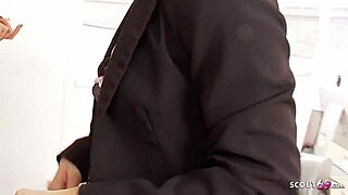 Dominantna ženska v trojčku s ffm seksom za velik kurac z dvema seksi dekletoma v pisarni