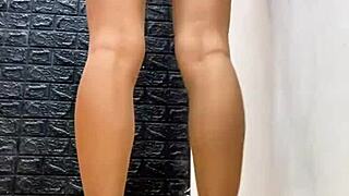 Maagdelijke tiener 18+ nat kutje smeekt om lul