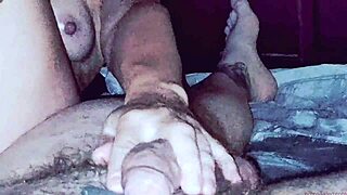 Skrita kamera ujame erotično masažo, kjer noge drkajo kurca na domačem videu