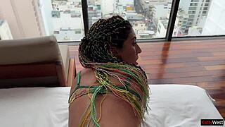 Nevlastní sestra chce od bratra znovu píču, ale on jí nabízí svého cizího kamaráda