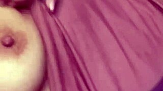 Горячая блондинка показывает сиськи в мягком домашнем порно