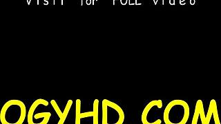 Обичам да гледам тази дребна 18+ млада лисица да язди стария ми кура страстно