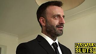 כלבה כנועה אלגנטית מקבלת ספנקינג במהלך סקס קשה