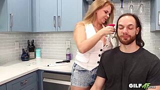 Trdo sem fukal GILF Micky Lynn z blowjobom in titty fuckom