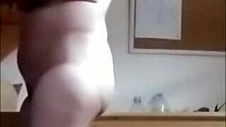 Er denne milf slave klar til spanking og underkastelse med dirty talk?