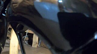 Milfy Calla geeft diepe blowjob in bontjas en laarzen