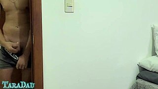 Brasilianskt par bjuder in bi vän till hotwife dubbel penetration