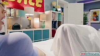 Le trans Emma Rose e Ariel Demure testano il materasso scopando