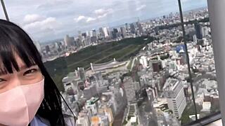 모에카가 카우걸로 타며 토요일 오후에 에로틱한 기술을 뽐내