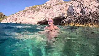 Sexo debaixo d'água com MILF gostosa, tão selvagem!