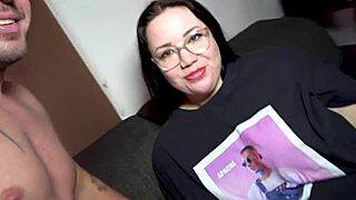 Pyöreä saksalainen brunette nörttityttö saa spermaa roiskutettua kasvoilleen.