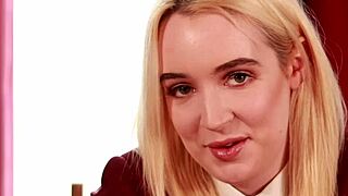 Хочешь увидеть британскую студентку без трусиков?