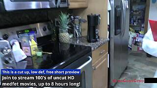 Rina Arem gjennomgår en stimulerende undersøkelse med dildo og vibrator