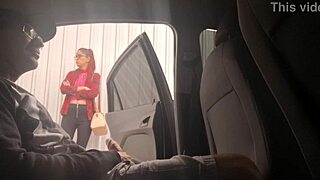 Branlette risquée dans la rue pour une étudiante à l'arrêt de bus