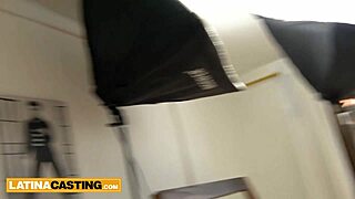Секси кльощав колумбийка с татуировки взема анално в кастинг