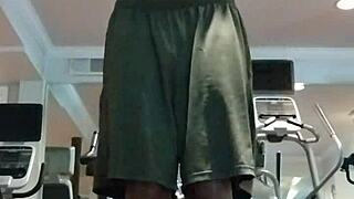 Amatőr rúdtánc kollégiumban a szobatársakkal