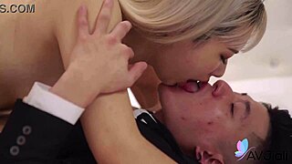 王一心，那个性感中国熟女，被裸体弯腰，她的剃毛小穴在女牛仔位被猛插直到高潮