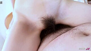 Majhna 18+ japonska nerd punca z očali in majhnimi joškami prvo POV creampie jebanje