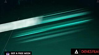 Lille lesbisk pige vil have sin fisse hamret af chefens store pik