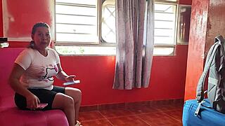 Můj nevlastní synovec mě nutí sát jeho kurva jako děvku, když je manžel pryč?