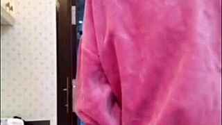 Ze zegt: 'Kijk naar Aziatische ladyboy die masturbeert en lul laat zien.'