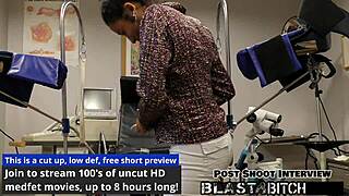 Miss Mars se fait éclabousser le visage de sperme en coulisses.