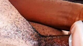 Jeg stønner højt mens jeg bruger nyt sexlegetøj på kollegiet, og min roommate kigger på