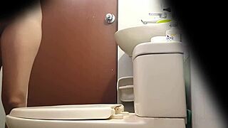 Hey casus kamera Arjantinli üvey kız kardeşim mini eteğinde işerken yakaladı