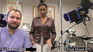 doktor Tampa dáva prvákovi miss Mars povinný hitachi orgazmus v nemocničnom fetish scéne