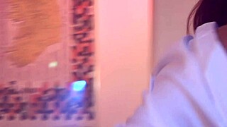 Mladá 18+ Annie Cruz se svléká v prádle a síťkách pro starého chlapa s orálem a deepthroatem