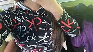 Necunoscut atinge fundul milfei în autobuz și ajunge la distracție homemade sălbatică