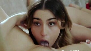 Jeune lesbienne taquine la belle-mère à gros seins de sa BFF avec baisers lingerie et léchage